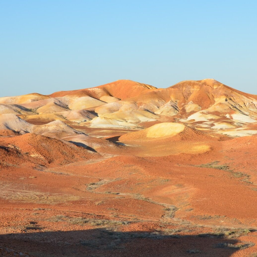 Showcasing the beautiful ruggish landscapes of Coober pedy